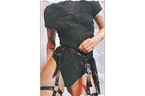 不同寻常的皮具吊带海报